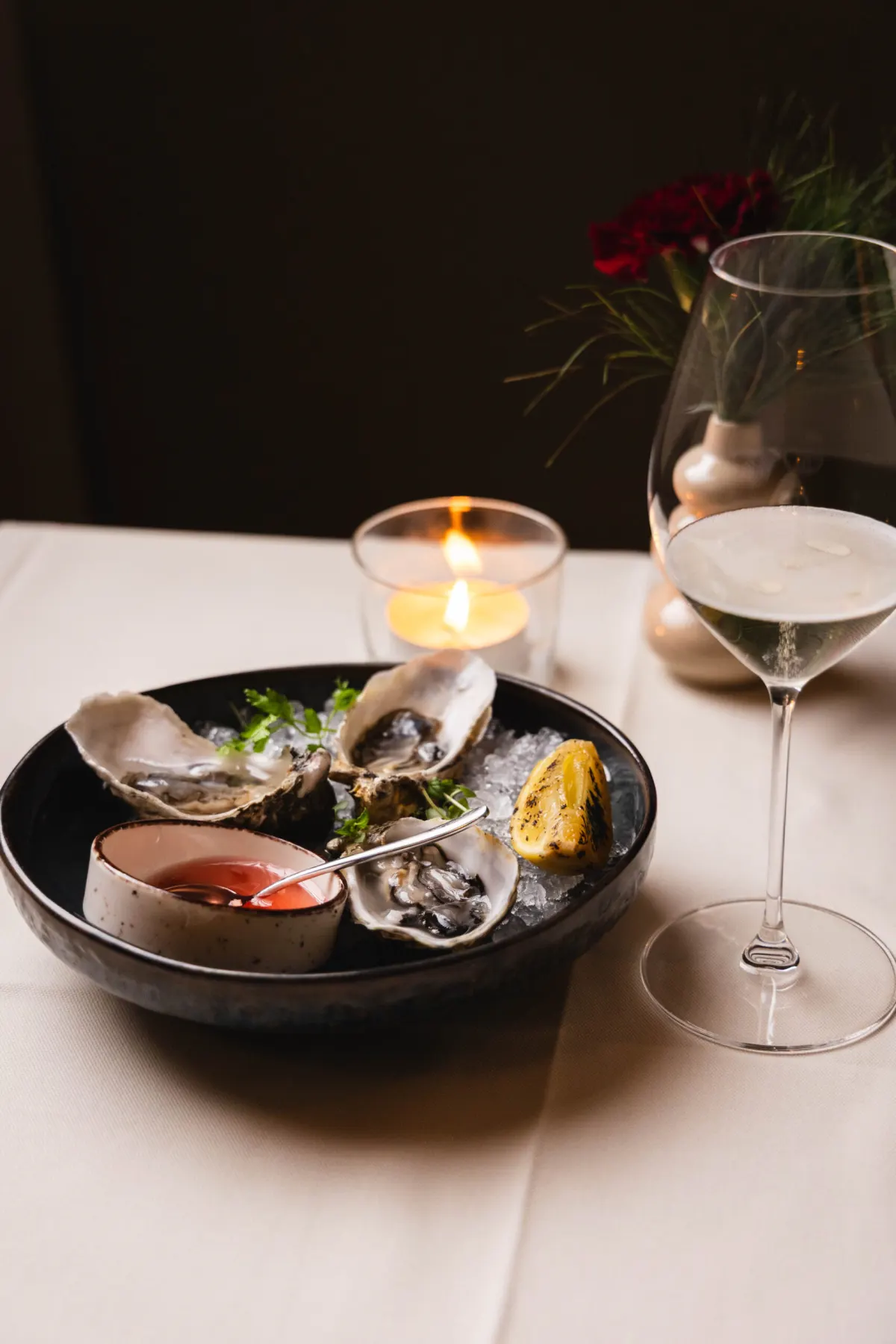Ostron med citron och ett glas vin