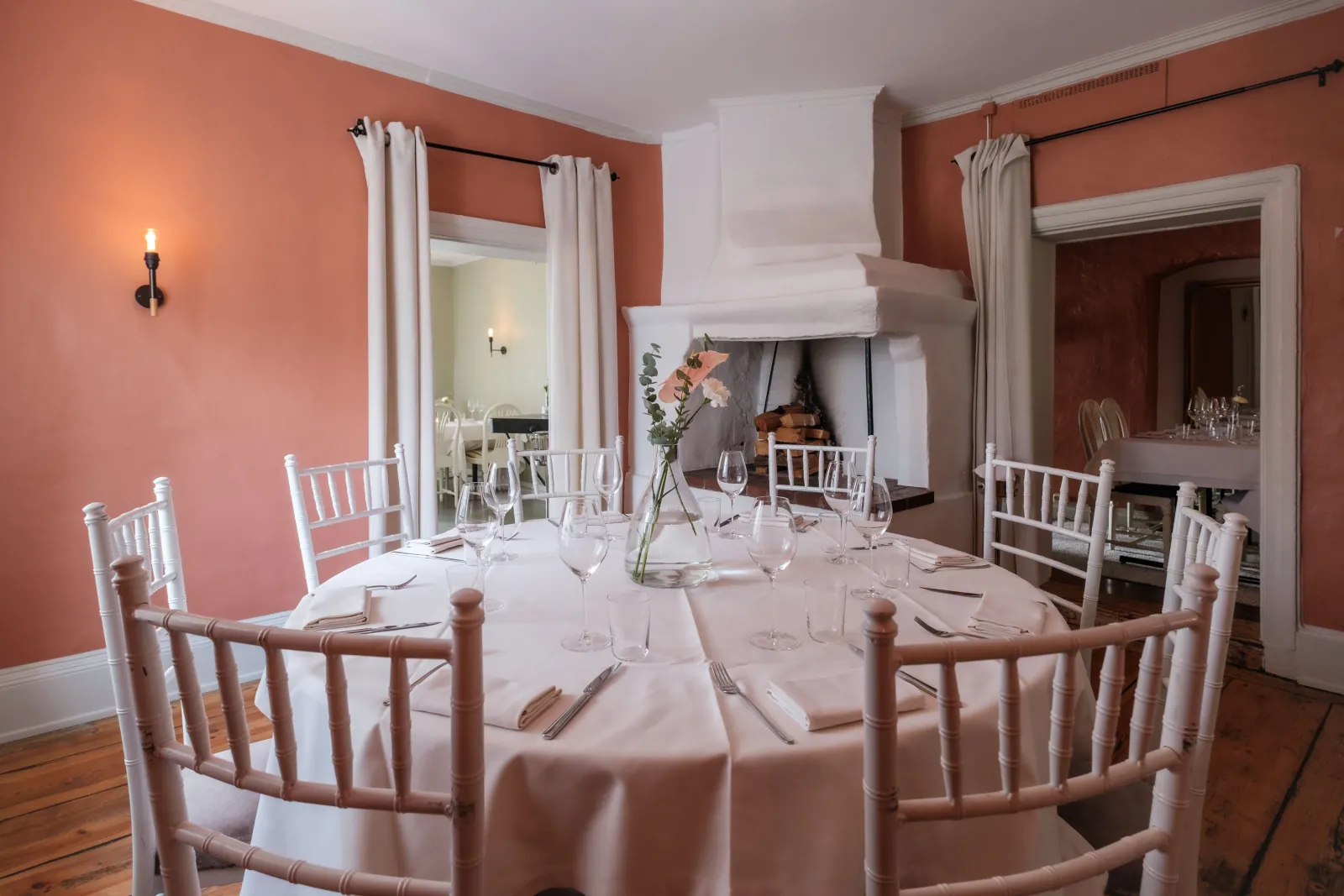 Runt dukat bord framför den öppna spisen i den röda salongen